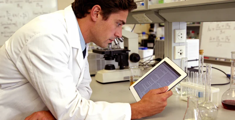 通化基因检测实验室内的科学人员