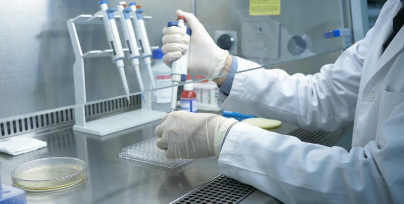 乌苏家庭共同讨论健康管理计划温