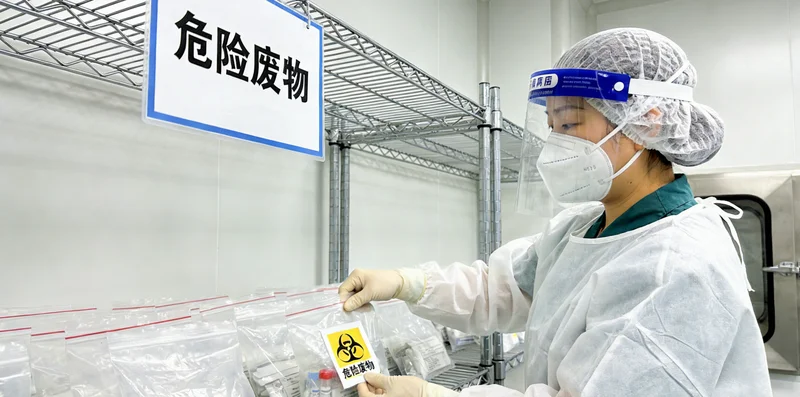 安康女性进行定期乳腺健康检查