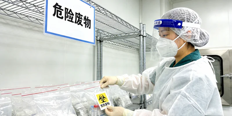 肇东市民在本地医院与医生咨询沟