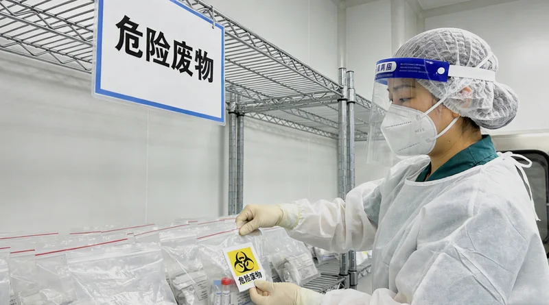 沁阳女性进行乳腺健康检查示意图