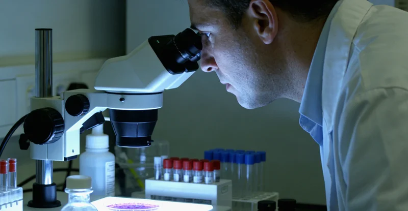 丹东女性与家人谈论健康担忧