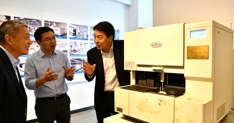 吴川家庭在海边散步 充满希望