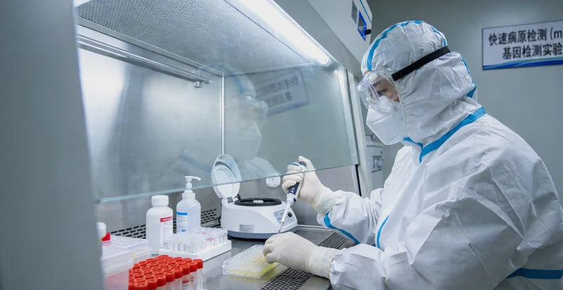 聊城眼科医生进行眼底检查咨询