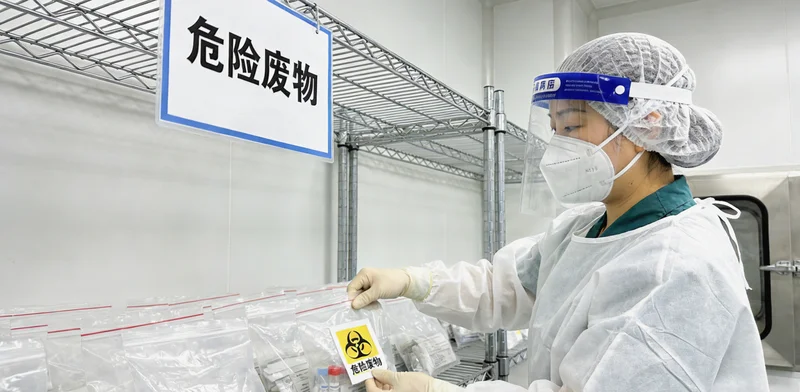 海北州居民在进行听力检查