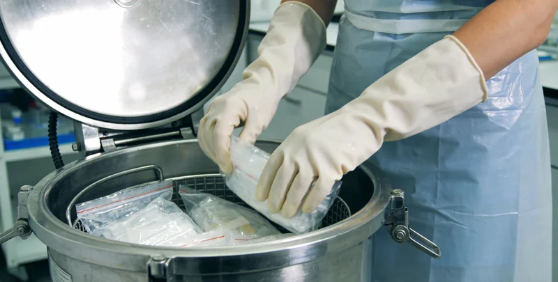 韶山护士为市民进行静脉采血用于