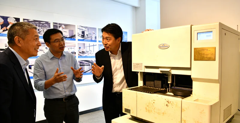 祁阳母亲与孩子温馨对视情感图