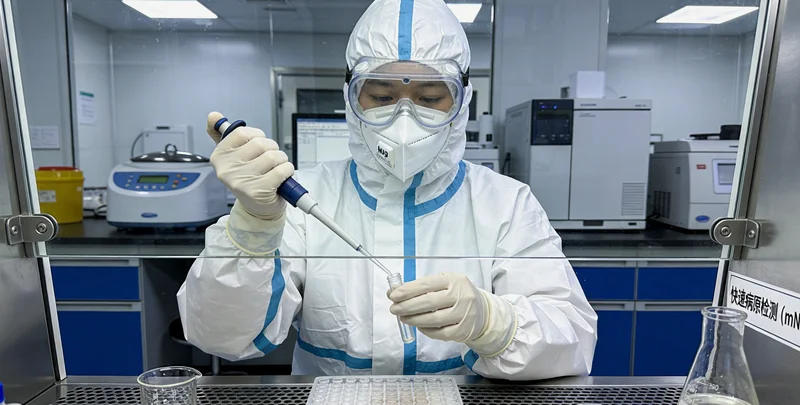 怒江州居民在当地医院前思考医疗