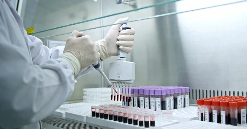 喀什医生与患者家庭温暖交流的场