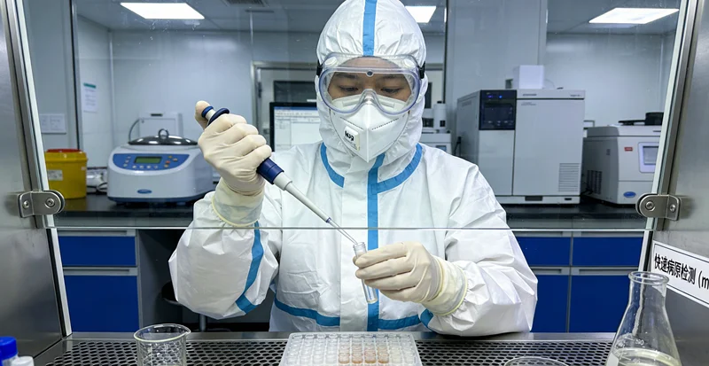 迁安家庭共同查看基因检测报告并