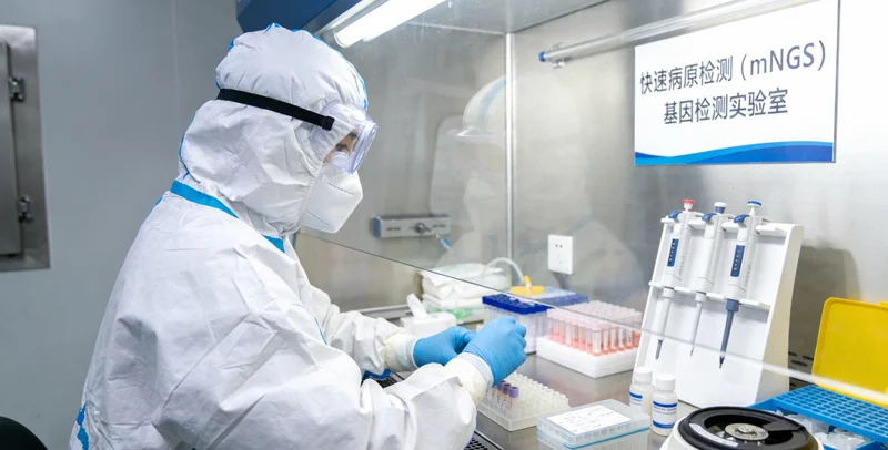 安达一家人在户外温暖阳光下携手