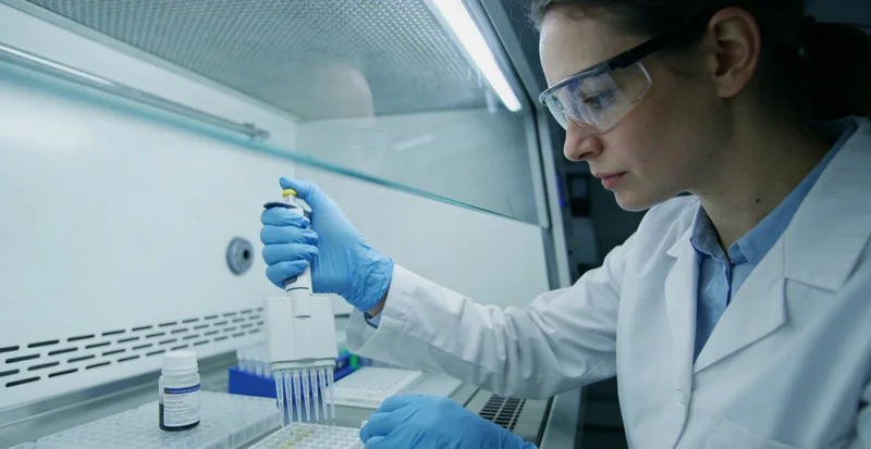 大冶护士为儿童采集基因检测血样