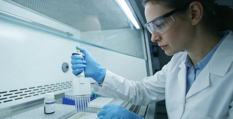 南雄家庭与专业医生进行基因检测