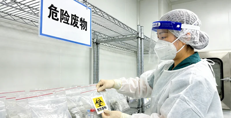 崇左女性在医院进行定期的乳腺健