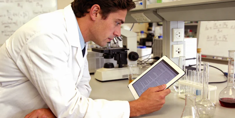 专业实验室技术人员进行下一代测