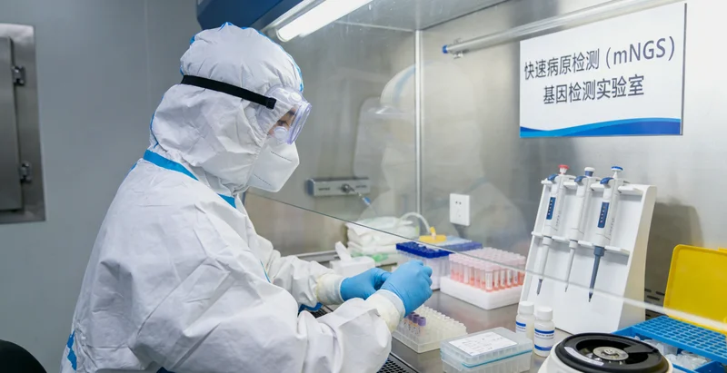 石首女性与医生沟通基因检测报告