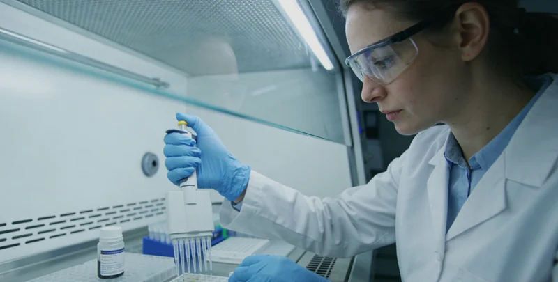 楚雄基因检测中心护士进行血液样