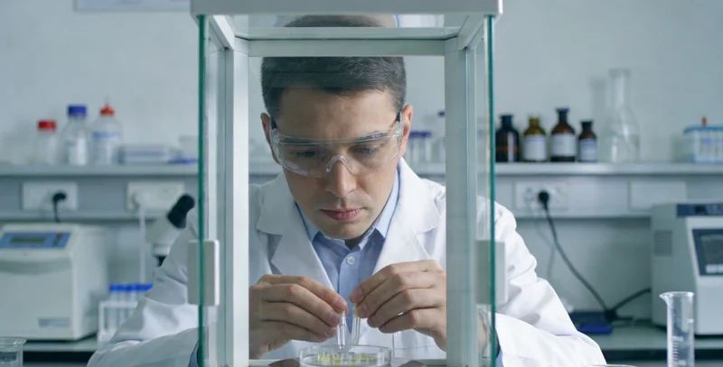 可克达拉年轻白领在办公室思考健