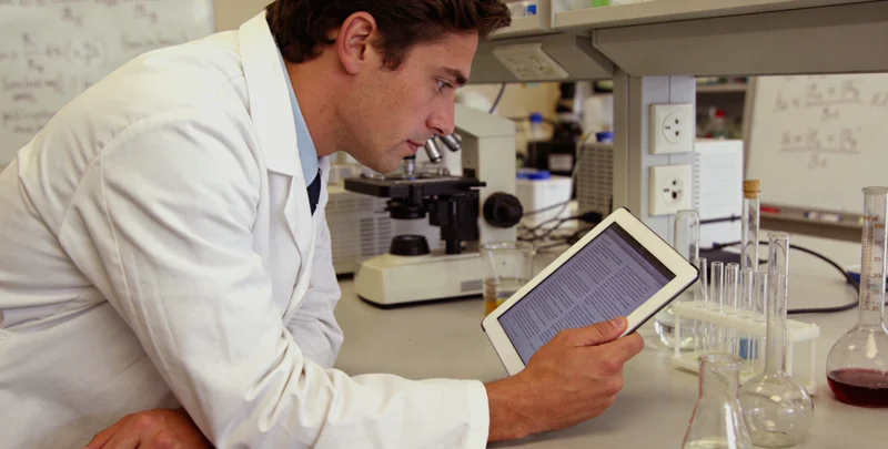 专业实验室进行基因测序数据分析