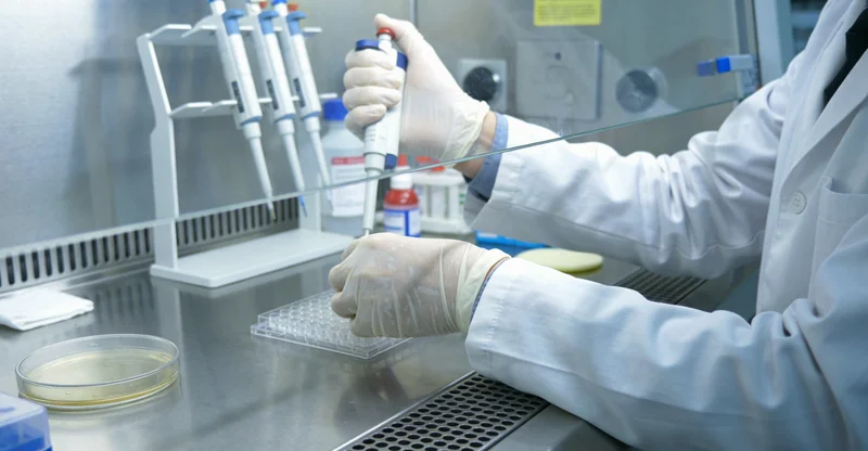 衢州儿童在医院接受专业眼底检查