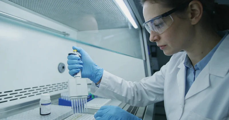 大庆市民在医院进行基因检测采血