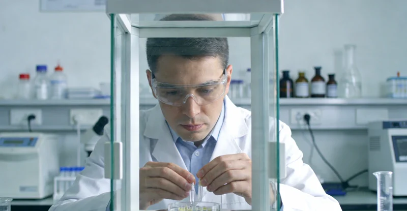 周口实验室技术人员处理基因样本