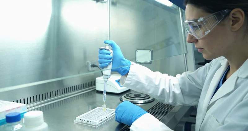 北安女性查看乳腺检查报告