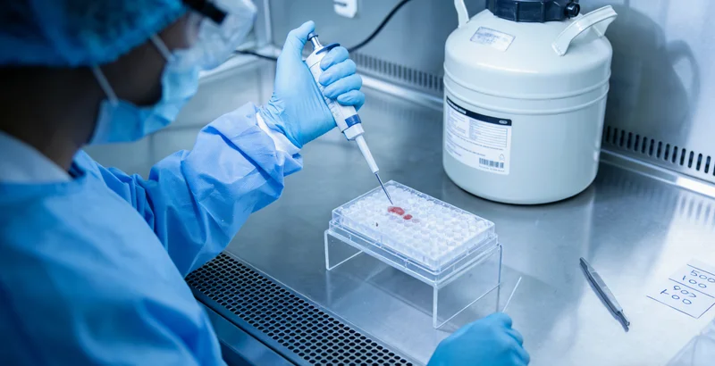 临海女性进行健康咨询与检查