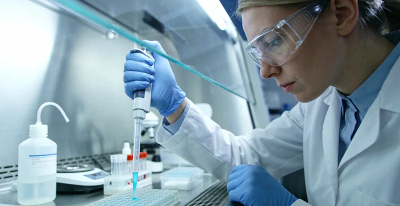 儋州居民进行基因检测抽血采样过