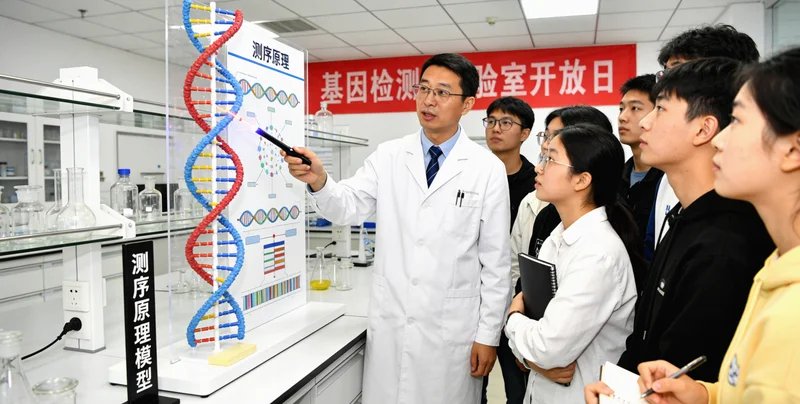 基因测序实验室内部高科技设备