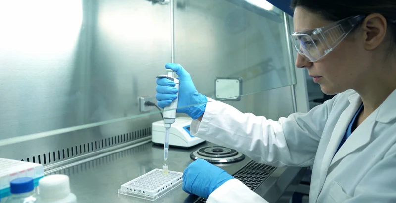 图们家族成员围坐讨论健康话题