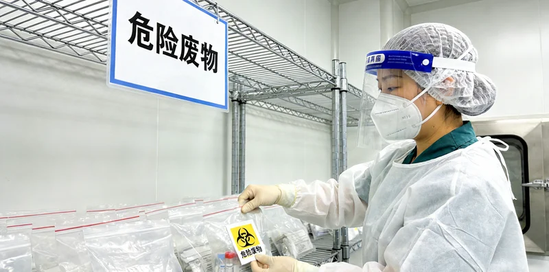 医生正在进行肠镜检查及息肉切除